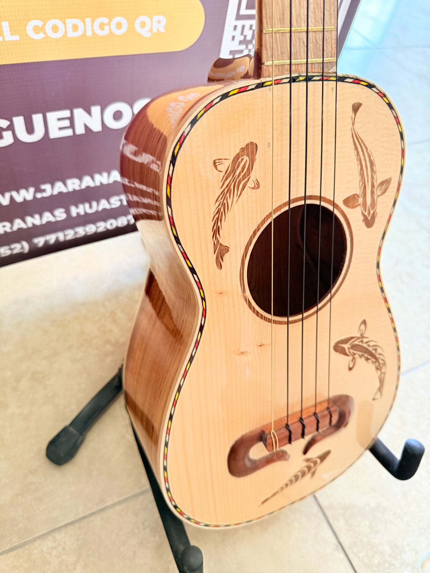 Jarana peces palo escrito con funda y método de jarana ( sobre pedido )