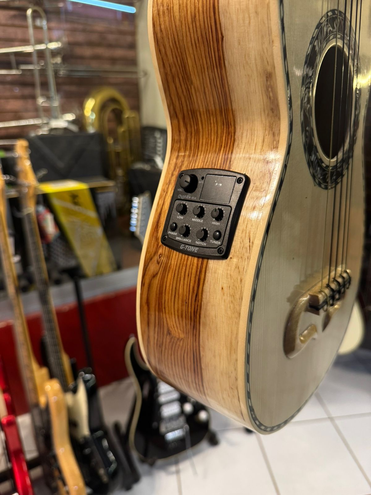 Jarana Electroacustica con pastilla funda y  metodo ( Disponible)