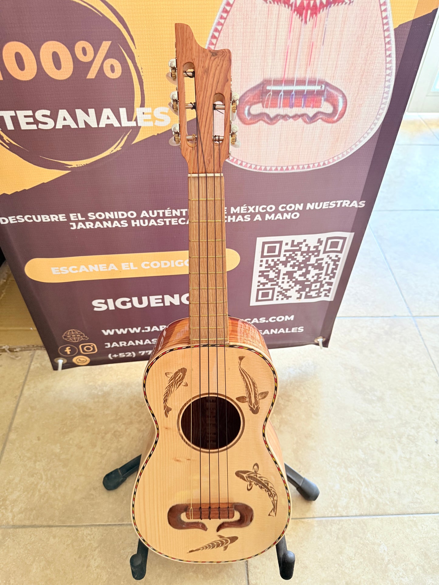 Jarana peces palo escrito con funda y método de jarana ( sobre pedido )